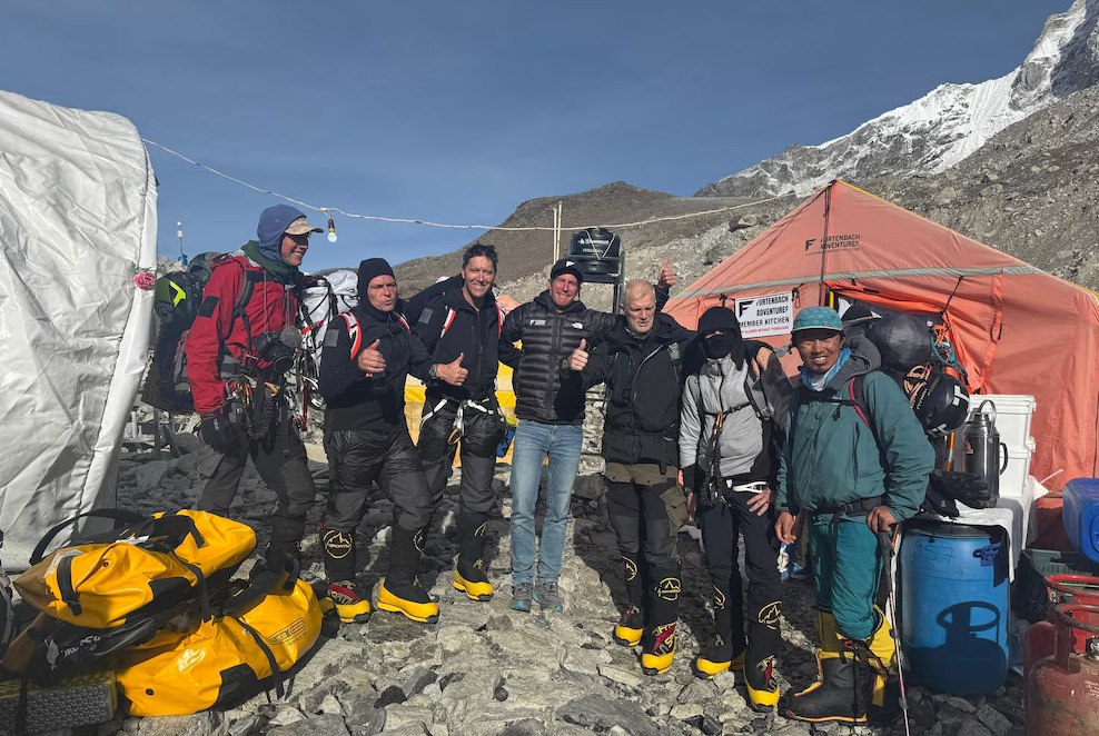 CumbresMagazine's tweet image. El Everest en 5 días: ¿avance científico o atajo polémico?
La expedición que coronó el Everest en 5 días con xenón desata la polémica: ¿innovación o traición al espíritu de la montaña? El debate redefine los límites del alpinismo.
cumbresmountainmagazine.com/cumbres-del-mu…
