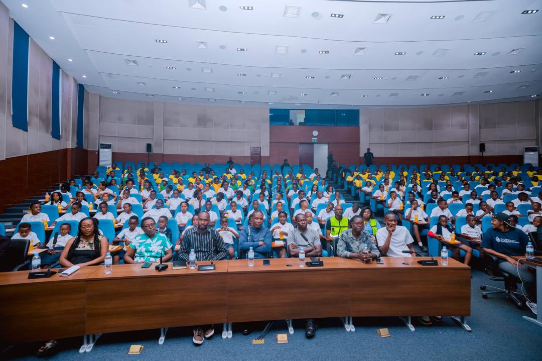 Rwandapolice's tweet photo. Today, 

Two hundred twenty-three students from three Kigali schools, Saint Anne de Kigali, Ecole Primaire et Maternelle Saint Gabriel, and Rise to Shine Nursery and Primary School, visited the #Rwandapolice General Headquarters in Kacyiru. https://t.co/VXbVKWWG7g