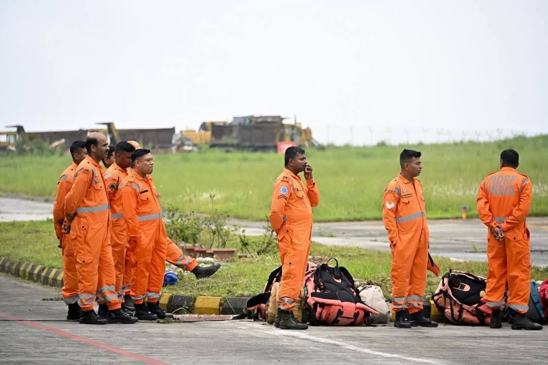 samprabhubharat's tweet image. उत्तर सिक्किम में भारी बारिश के वजह से भारी तबाही हुई है। आज भारतीय सेना,NDRF ने वायु सेना के मदद से 34 से लोगों को रेस्क्यू किया है। जिनमें से साथ सेना के परिवार से हैं और 27 पर्यटक हैं।
#sikkim #teestariver #hydroproject #NewsUpdate #BreakingNews#army #airforce #NDRF