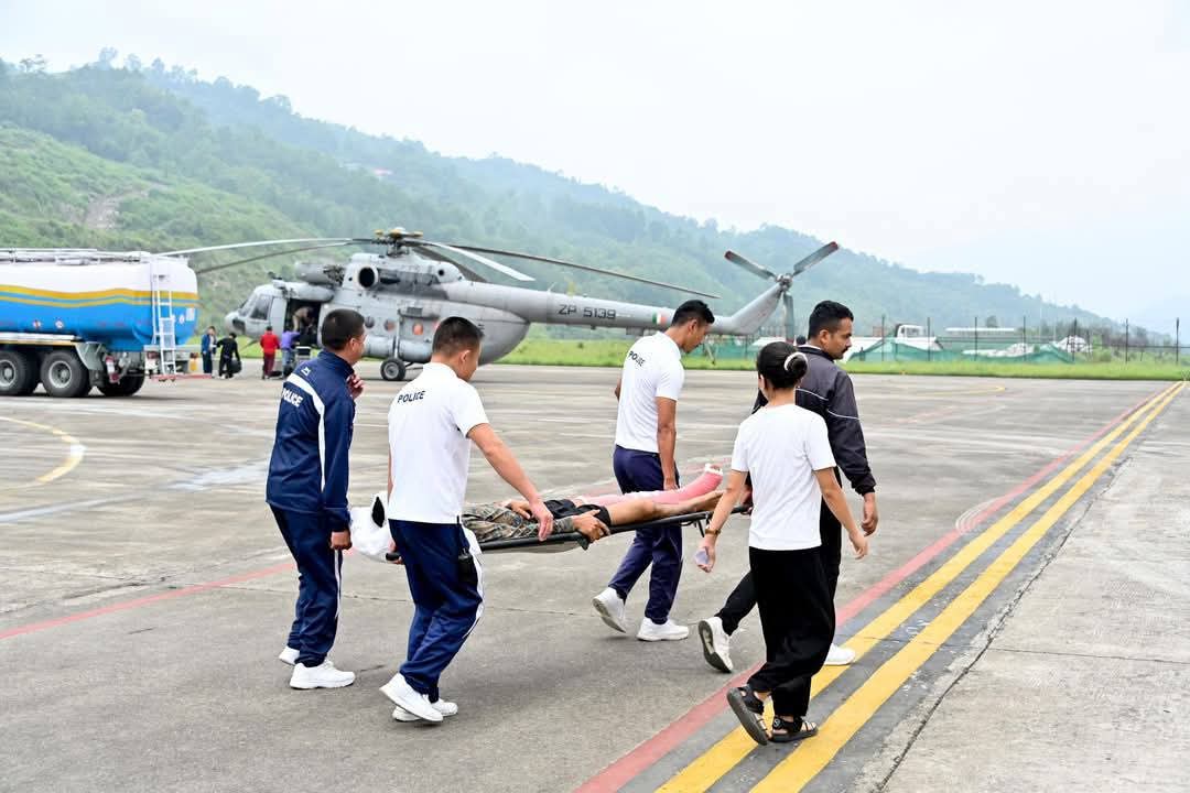 samprabhubharat's tweet image. उत्तर सिक्किम में भारी बारिश के वजह से भारी तबाही हुई है। आज भारतीय सेना,NDRF ने वायु सेना के मदद से 34 से लोगों को रेस्क्यू किया है। जिनमें से साथ सेना के परिवार से हैं और 27 पर्यटक हैं।
#sikkim #teestariver #hydroproject #NewsUpdate #BreakingNews#army #airforce #NDRF