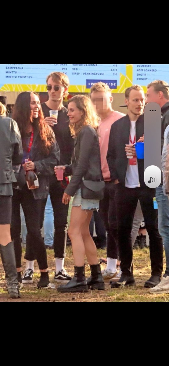 Sanna Marinkin tajusi itse luopua mahdottomasta unelmasta eli sosialistisesta markkinataloudesta (jälkikommunismista), teki viimeisen palveluksen puolueelle ja otti sen jälkeen hatkat.

Kuvassa on hu(i)kassa oleva,  itsenäistä aikuisuutta hakeva nuorehko nainen, ehkä yksinäinen: