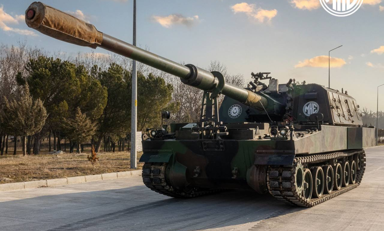 SavunmaTR's tweet photo. MKE, Ar-Ge ve ürün geliştirmede stratejik atılımlar gerçekleştirdi

📍 Makine ve Kimya Endüstrisi (@MKEgovtr ), 2024 yılında Ar-Ge ve ürün geliştirme alanındaki çalışmalarını hız kesmeden sürdürdü. “Yapılmayanı yapmak” anlayışını benimseyen şirket, mevcut savunma kabiliyetlerini ileriye taşımak amacıyla hem teknolojik altyapısını güçlendirdi hem de ürün çeşitliliğini genişletti.

Bu kapsamda, uzun süredir üzerinde çalışılan 76/62 mm Deniz Topu (DENİZHAN) ve 105 mm Hafif Çekili Obüs (BORAN) projeleri başarıyla tamamlanarak Türk Silahlı Kuvvetleri envanterine dâhil edildi. Söz konusu sistemler, hem kara hem de deniz kuvvetlerinin operasyonel etkinliğini artıracak nitelikte tasarlandı.

Zırhlı araçlar alanında ise E-ZMA Projesi kapsamında envanterdeki zırhlı personel taşıyıcılara hibrit tahrik sistemlerinin entegrasyonu tamamlandı. Bu gelişme, özellikle mobilite, sessizlik ve enerji verimliliği açısından önemli bir kazanım olarak değerlendiriliyor. Aynı şekilde, T-155 Fırtına Obüslerine hibrit sistem entegrasyonunu içeren GÜRHAN Projesi'nin çalışmaları sürdürülüyor.

Diğer yandan, DAĞHAN Paletli Zırhlı Araç projesi, SİHA ve SİDA platformları için harp başlığı ve tapa geliştirme faaliyetleri de şirketin öncelikli Ar-Ge alanları arasında yer aldı. Bu projeler, hem yüksek teknolojiye dayalı çözümler sunmayı hem de dışa bağımlılığı azaltmayı hedefliyor.

MKE, 2024 yılı sonu itibarıyla 83’ü aktif, 27’si iş geliştirme aşamasında olmak üzere toplam 110 Ar-Ge projesi yürüttüğünü açıkladı. Yıl boyunca 23 yeni proje başlatılırken, 21 proje başarıyla tamamlandı.