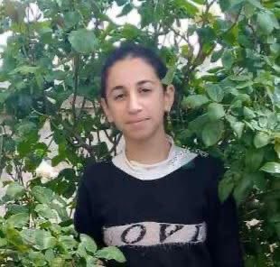 Suriye’nin güney Hama kırsalındaki Rastan şehrinin batısında yer alan Musa el-Hula köyü, 8 Mayıs 2025 tarihinde yeni bir trajediye sahne oldu. Köy, bir kez daha ölüm, yıkım ve acıyla anılan bir tarihle yüzleşti ve hâlâ da bu acının izlerini taşımaya devam ediyor. Alevilere