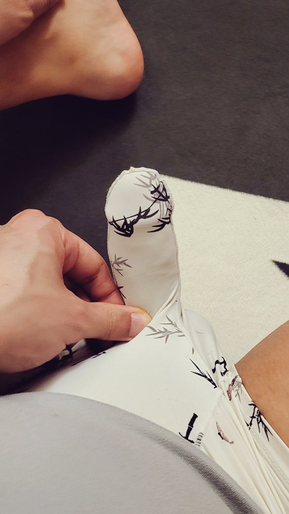 [하슬생활]
내 강아지는 이상한 속옷들을 참 좋아함 ㅋ
이 놈이 가지고 있는 어처구니 없는 팬티중 하나 ㅋㅋ