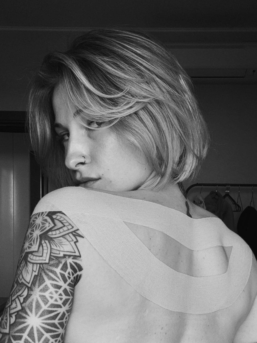 Когда в шее чувствуется излишнее напряжение или ноющая боль, мы ее тянем, наклоняем в стороны. Но это работает как временный костыль.
Потому что шейный отдел - скорее не источник проблемы, а компенсатор. 

Рассказываю и показываю, что с этим делать