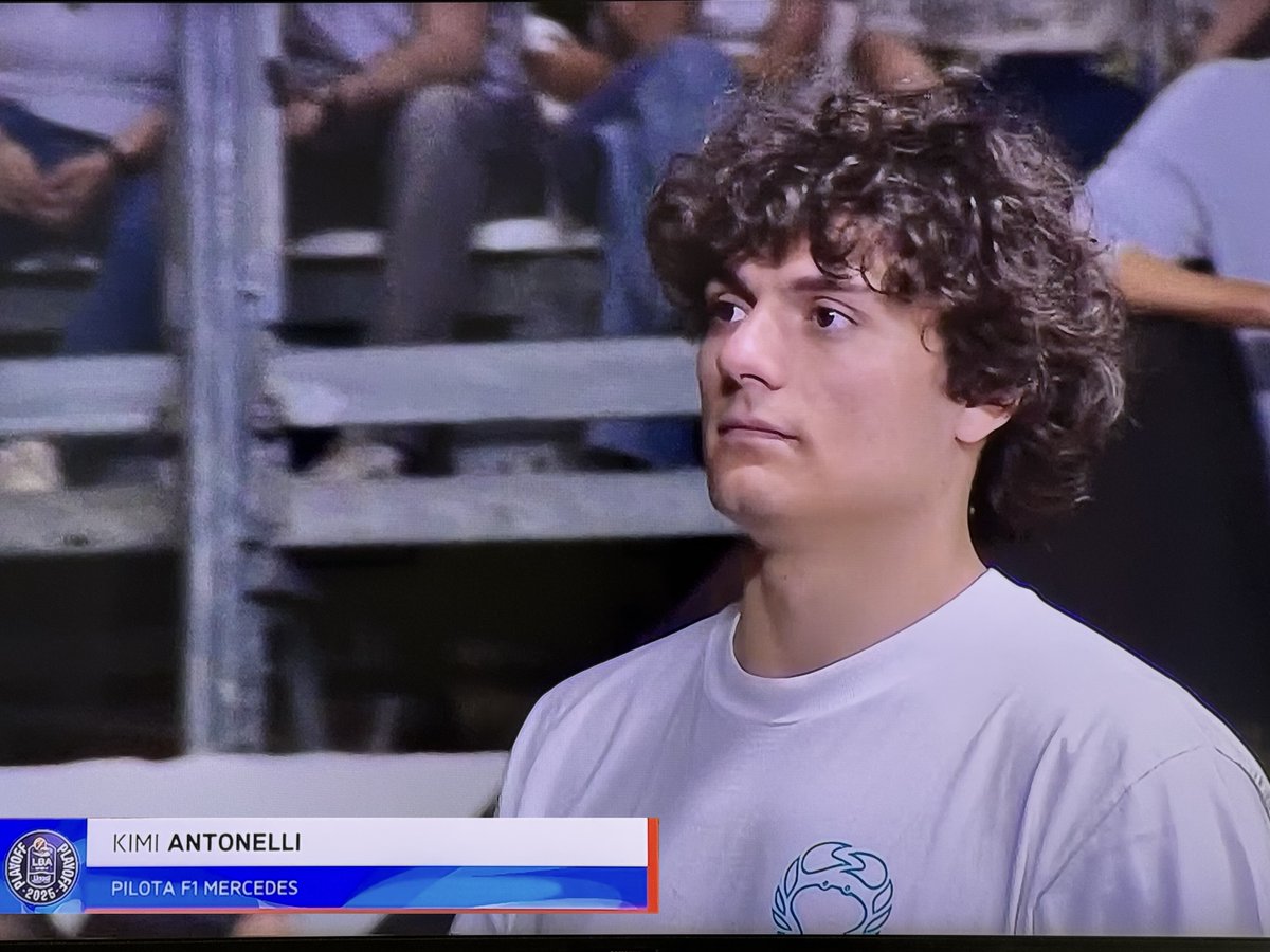 parallelecinico's tweet image. Ti chiami Kimi Antonelli, sei il nuovo fenomeno italiano della Formula Uno, e ieri sera hai deciso di andare a vedere Virtus-Milano.
Del resto sei bolognese e hai il basket nel dna.
La tv, com'è normale che sia, ti ha inquadrato per tutta la partita perchè non capita tutti i…