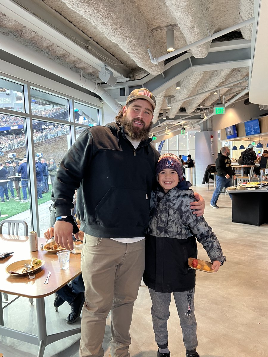 DomsSteakTips's tweet photo. Congratulations, David Andrews! 🏈 A true champion and leader — on the field and in the community. Thank you for your support over the years and best wishes on your retirement! #DomsFamily #ForeverAPatriot https://t.co/1TEfKKvXNk