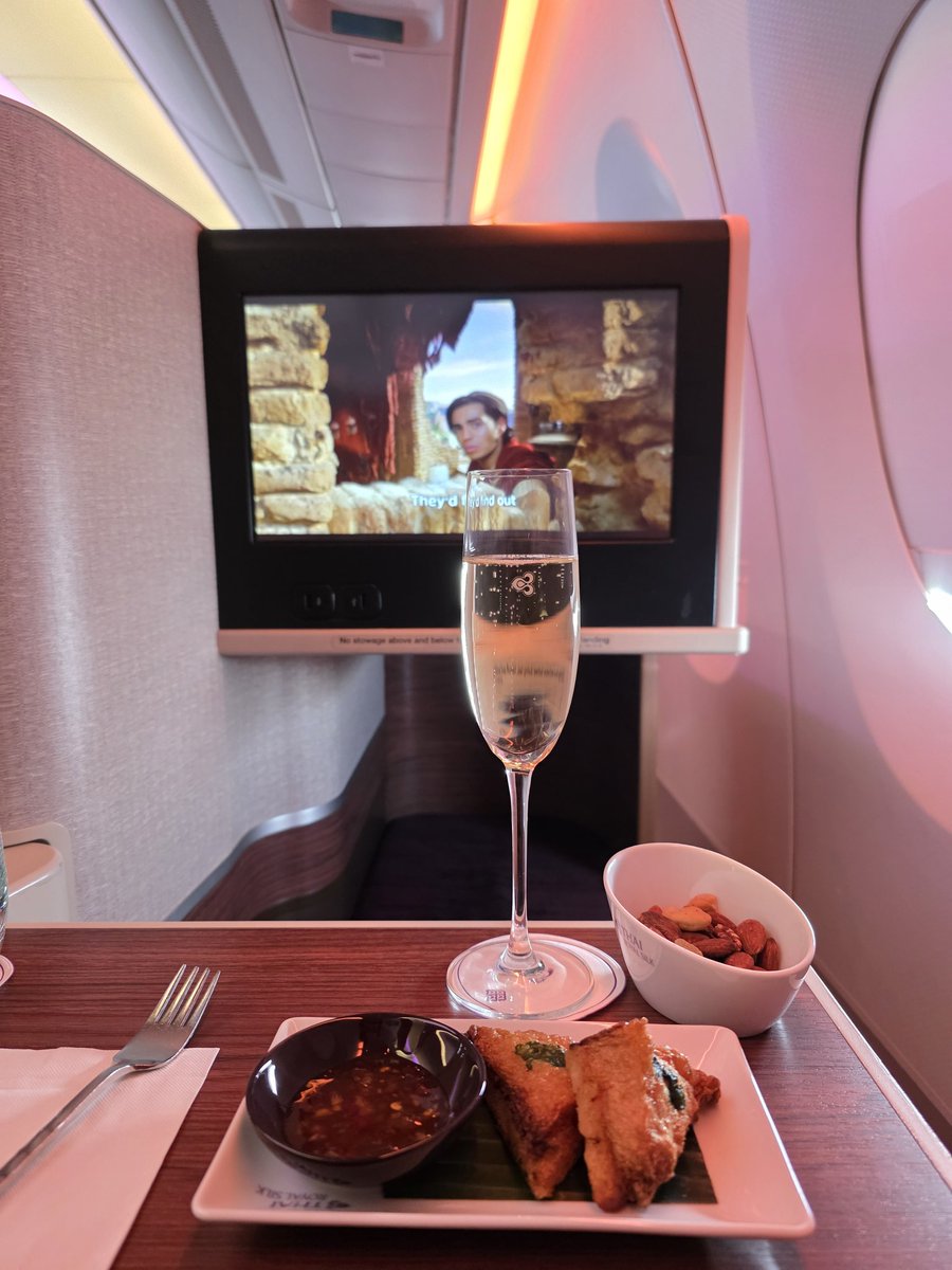 ใครอยากลองนั่งบิสสิเนสคลาสไกลๆ TG มีโปรลำปาง - stanbul ขาเดียว =35,000 บาทนิดๆ (ราคานี้รวมบินจาก ลำปาง-กทม โดยบางกอกแอร์ แล้วด้วย )

-ใครอยากลองสักที พี่แนะนำเล้ยๆๆ บินยาวๆ 9 ชม. ไปเที่ยวตุรกีไม่ต้องใช้วีซ่า 

-การบินไทยใช้เครื่อง A350-900 จัดที่นั่ง 1-2-1 นั่งสบาย ไม่เบียดใคร