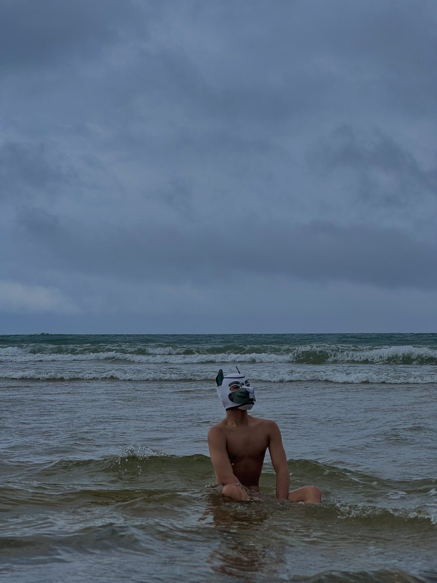 XIU (@0410_21) on Twitter photo 陽光舔著肌膚,海風繞過鎖骨
沙灘柔軟,像你昨夜的語氣
海水濕了腳踝,也濕了慾望
我們不說話,讓呼吸替彼此解釋
#夏天很色 #海水懂我 #情慾在發光
等好天氣該去裸泳了吧 陽光舔著肌膚,海風繞過鎖骨
沙灘柔軟,像你昨夜的語氣
海水濕了腳踝,也濕了慾望
我們不說話,讓呼吸替彼此解釋
#夏天很色 #海水懂我 #情慾在發光
等好天氣該去裸泳了吧