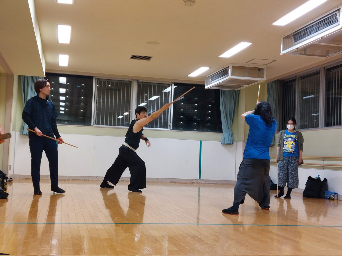 今日の紅剣殺陣WSはメンズ参加dayだったので稽古場が狭く感じました笑
毎週火曜日練馬区施設で通常開催。
一週目は男子参加日ですので、興味のある方は、紅桜剣舞会までご連絡下さいね🎵
#紅桜剣舞会
#紅剣殺陣WS