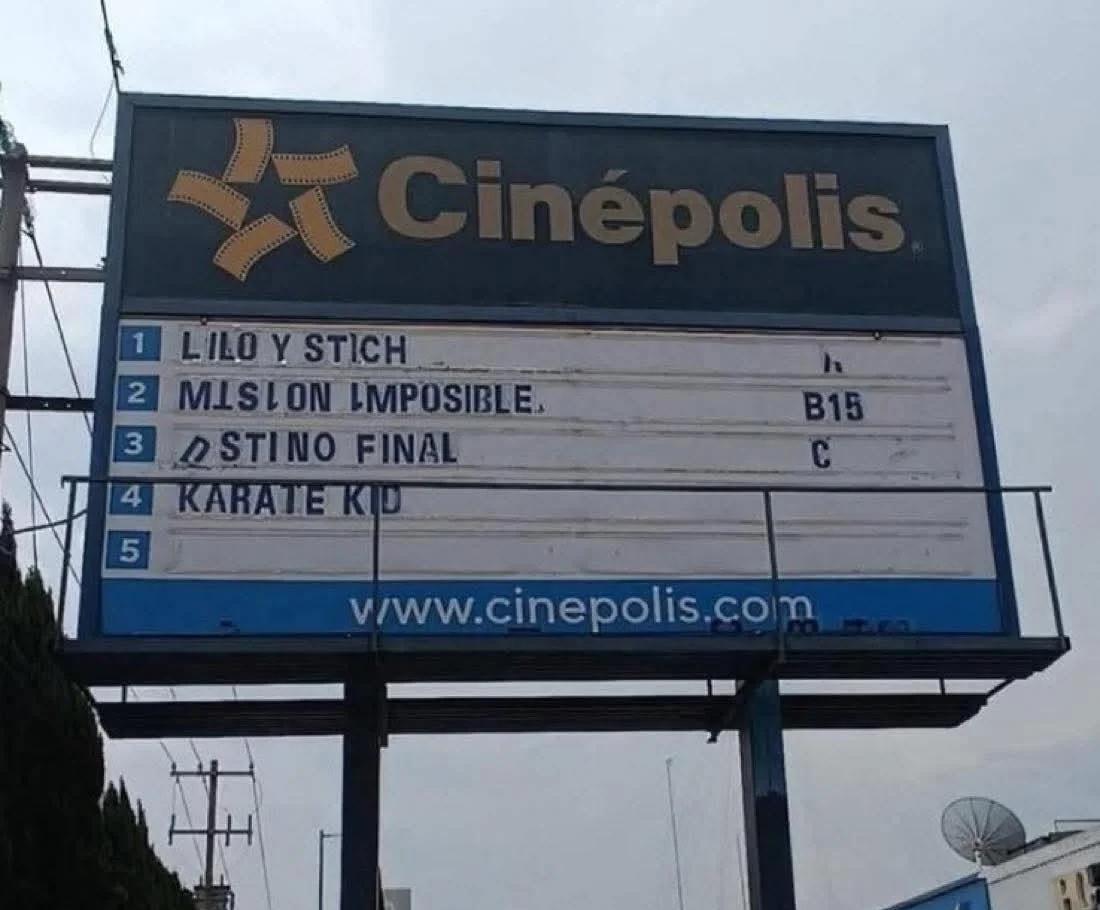Cartelera de un cine hace más de 20 años atrás y esta totalmente actualizada