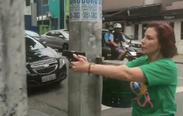 La diputada de extrema derecha Carla Zambelli, condenada el pasado 18 de mayo a 10 años de prisión y a la pérdida de su mandato por invadir el sistema del Consejo Nacional de Justicia (CNJ), anunció este martes que ya no se encuentra en Brasil.

Asegurando que está en Europa, sin