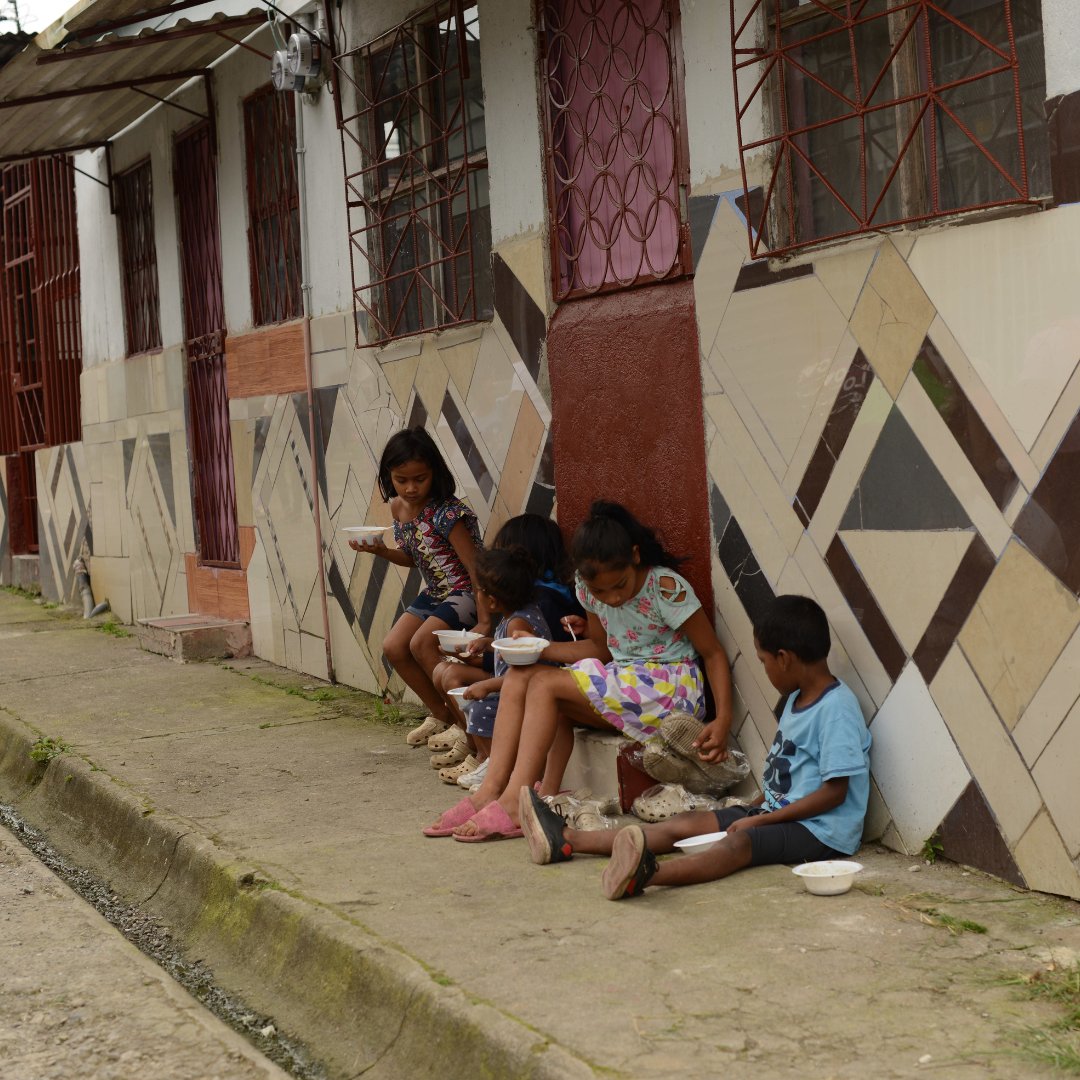 Cuando una comunidad se une contra el hambre, todo cambia. Ningún niño debe dormir con hambre ni ningún padre elegir entre comida y lo esencial. Invirtamos en seguridad alimentaria para un futuro más fuerte.