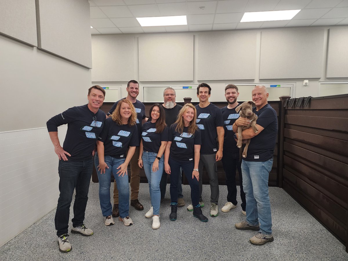 EverBank's tweet image. Charlotte #EverBankBuilds volunteers spent time lending a paw at @humanecharlotte. 🐾
Our volunteers were all smiles while assisting with chores in the dog and cat kennels to help our four-legged friends. 🐶 🐱
*Member FDIC