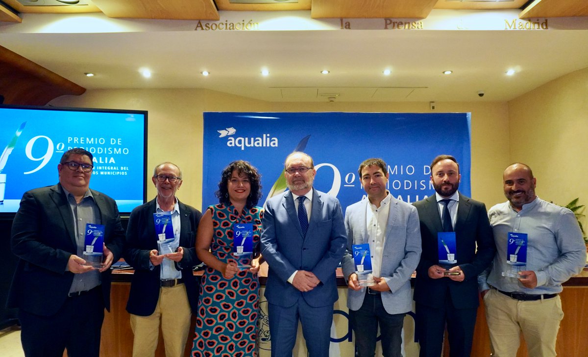 <a href="/aprensamadrid/">APM</a> <a href="/lavozdealmeria/">La Voz de Almería</a> <a href="/R_Paiz/">Raquel Paiz</a> <a href="/josePichel/">José Pichel Andrés</a> <a href="/elconfidencial/">El Confidencial</a> <a href="/mariagfuente/">María García Fuente</a> <a href="/APIA_es/">APIA</a> <a href="/PacoMugica/">Paco Sánchez Múgica</a> <a href="/CarleteToro/">Juan Carlos Toro</a> <a href="/lavozdelsures/">lavozdelsur.es</a> <a href="/crisberasategui/">Cristina Berasategui</a> <a href="/DAQUASagua/">DAQUAS</a> <a href="/alexmarin55/">ALEXÁNDER MARÍN</a> <a href="/elespectador/">El Espectador</a> <a href="/Jorge_Losada_M/">Jorge Losada Montero</a> <a href="/VickyLuis/">Vicky Luis</a> <a href="/RTVCCanarias/">Televisión Canaria Noticias</a> 👏🏼 ¡Enhorabuena a los premiados! y GRACIAS a todos los que hacéis posible que cada año celebremos una nueva edición del 🏆 #PremiodePeriodismo #Aqualia. 🔜 Pronto presentaremos las bases para participar en la 10ª edición ¡Permanece atento a nuestras Redes! 😉
🔍 Más información:
