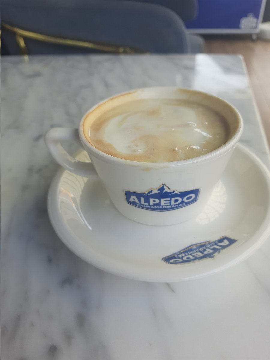 Buranın çayıda kahveside tatlısıda dondurmasıda çok güzel. 
Çöreklendim buraya🤣