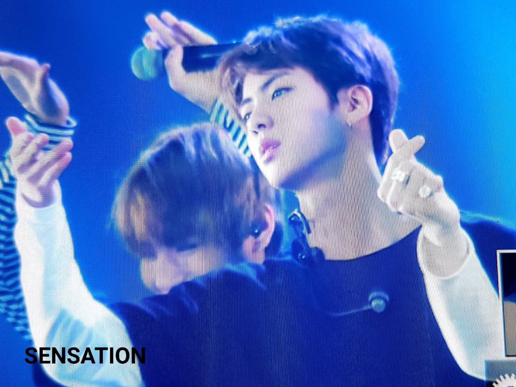 내가 좋아하는 파란 색감 가득한 김석진 사진