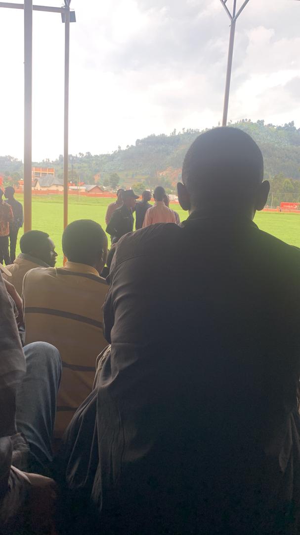 Sam Kabera (@sam_kabera) on Twitter photo #DRONE ivuye mu nama yahuzaga abanyeshuri biga muri <a href="/Uni_Rwanda/">University of Rwanda</a> ishami rya <a href="/UR_CAVM/">UR-CAVM</a> ark ubuyobozi byarahiye ko abanyeshuri nta Practice bazakora ko cash zakoze ibindi,abanyeshuri nabo bati:"Nta exams tuzakora tutarize byose." Hari hitabajwe inzego z'umutekano <a href="/Rwandapolice/">Rwanda National Police</a> #DRONE ivuye mu nama yahuzaga abanyeshuri biga muri <a href="/Uni_Rwanda/">University of Rwanda</a> ishami rya <a href="/UR_CAVM/">UR-CAVM</a> ark ubuyobozi byarahiye ko abanyeshuri nta Practice bazakora ko cash zakoze ibindi,abanyeshuri nabo bati:"Nta exams tuzakora tutarize byose." Hari hitabajwe inzego z'umutekano <a href="/Rwandapolice/">Rwanda National Police</a>