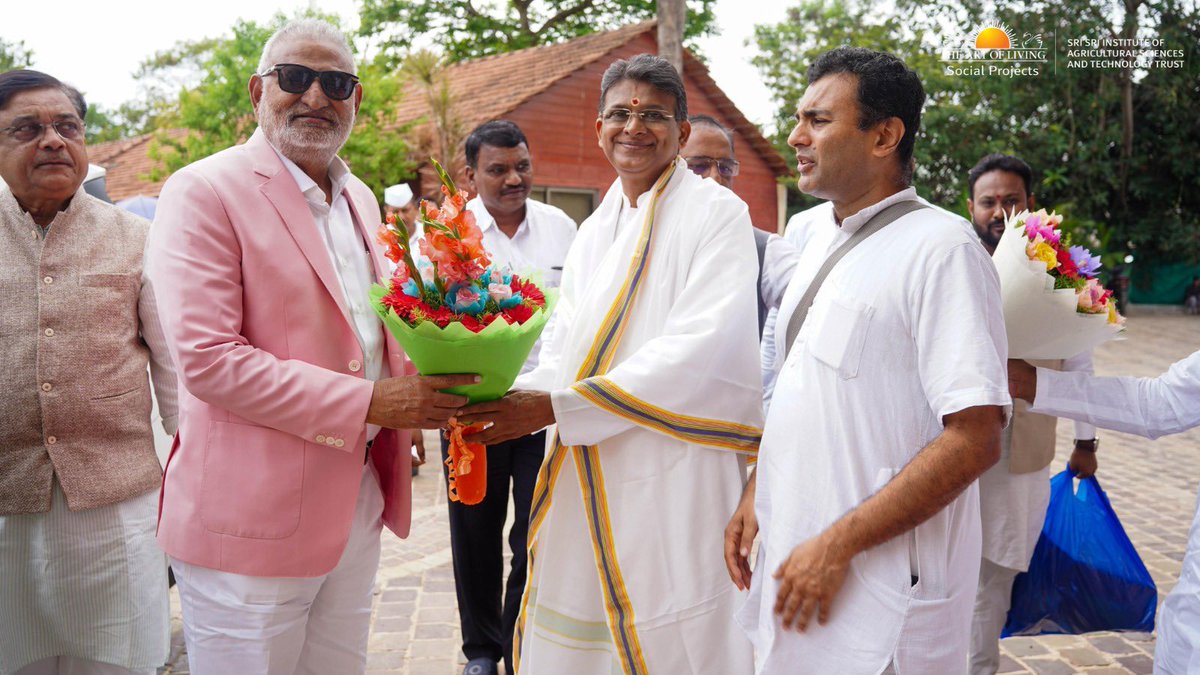 SSIAST's tweet photo. On the occasion of the Maharashtra Festival, Hon’ble Agriculture Minister Shri @kokate_manikrao and MLA Shri @rajeshvitekar_ visited the @BangaloreAshram of The Art of Living.
#SSIAST #artofliving #artoflovingsocialprojects https://t.co/Mktskl2AjP