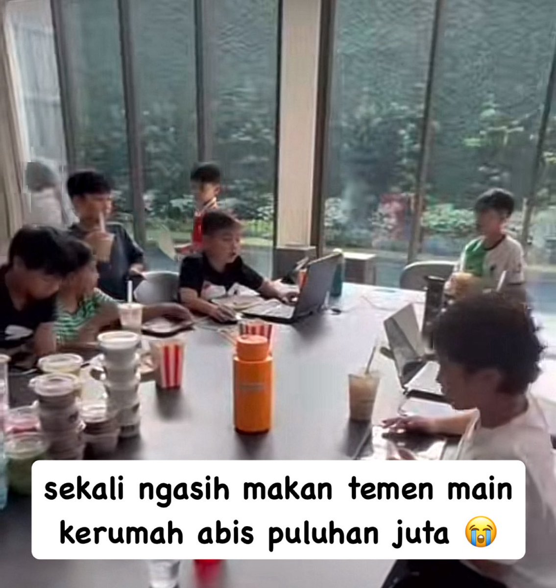 gimana cara masuk circle Rafathar woy! 😭
permainan mereka penuh dg kesenjangan sosial

apalagi part main bola dlm ruangan kaca apa ga takut tuh kaca pecah dan emak shoji marah!? 😭