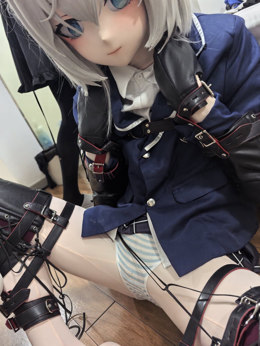 “狼....是怎么变成狗狗的呢~？”
“嗯~看来....只有试验一下才知道了呢”
“不愿意？现在，可由不得你了哦😈”

可恶的试验员： <a href="/reweweHCl/">re_wewe</a> 
#kigurumi #k9 #bondage #砂狼シロコ