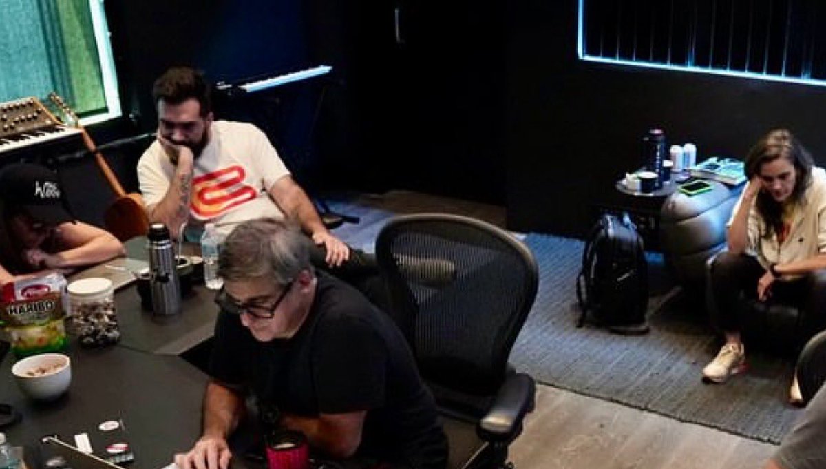 CriteriaMiami's tweet image. #tshirttuesday

Had a great time tracking the new album from @eruca_sativa ‘A Tres Dias de la Tierra’

@lula_bertoldi @brendamelinamartin &amp;amp; the Criteria Shirt wearin’ @gpedernera

#criteria #criteriashirt #erucasativa #recordingstudio #respecttheroom #pursuitoflegendaryexcellence