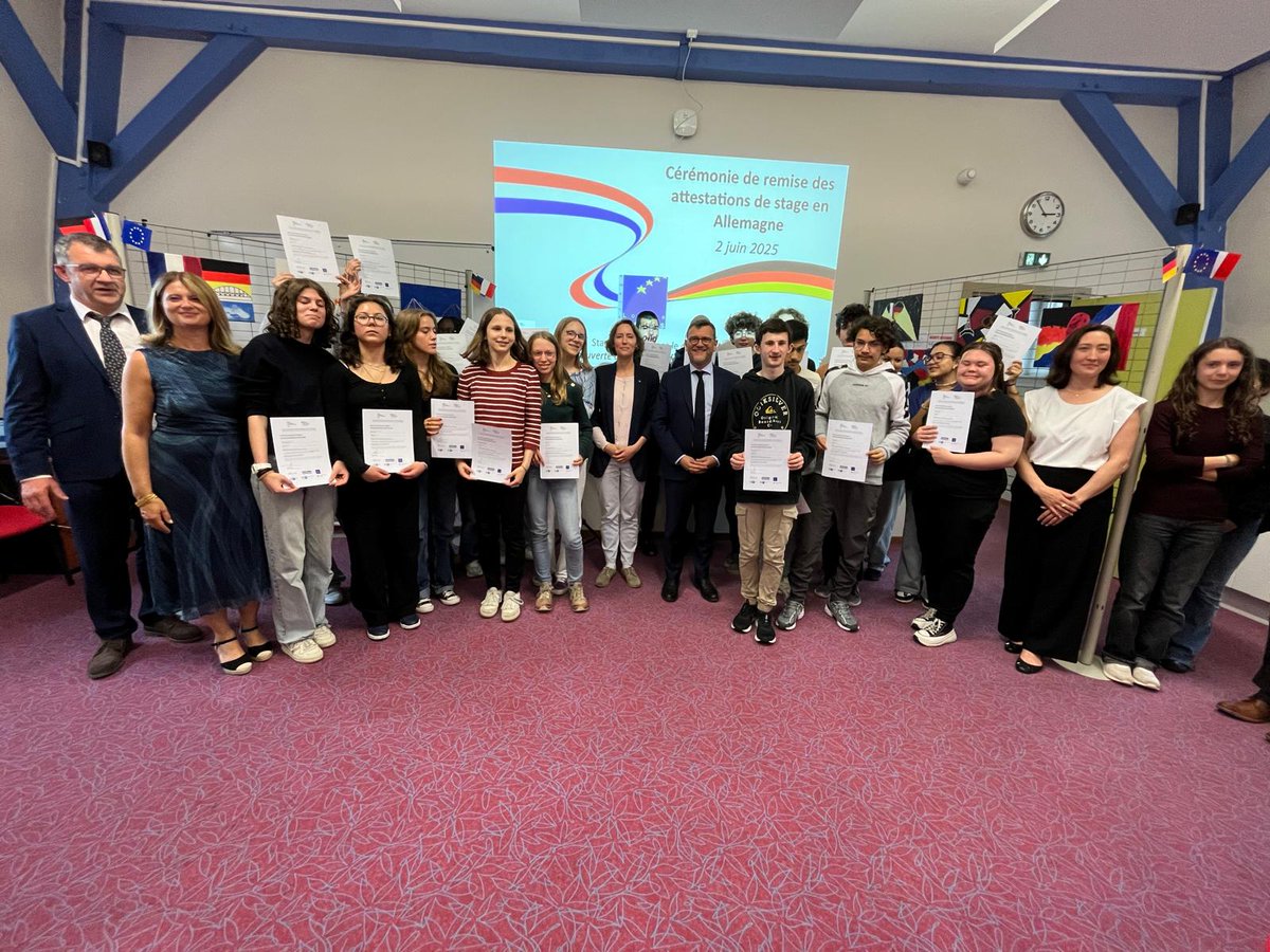 🇩🇪  26 élèves de 3e du collège Louise Weiss de Strasbourg partis en immersion professionnelle outre-Rhin se sont vus remettre une attestation "séjours de découverte du monde professionnel" par le recteur @olivierklein93.
Un pas vers l’autonomie, l’altérité et l’avenir.