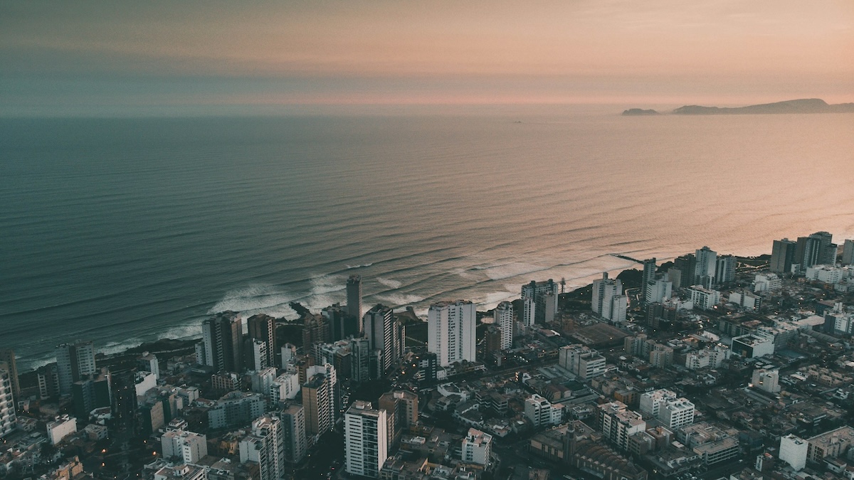 La malattia, la decisione di sposarsi comunque, la compagnia che sostiene la speranza. Così un medico di Lima ha condiviso il dramma di una sua paziente e del suo fidanzato. Fino al “per sempre” di quel “Sì” clonline.org/it/attualita/l…
📷 Unsplash/David Ress