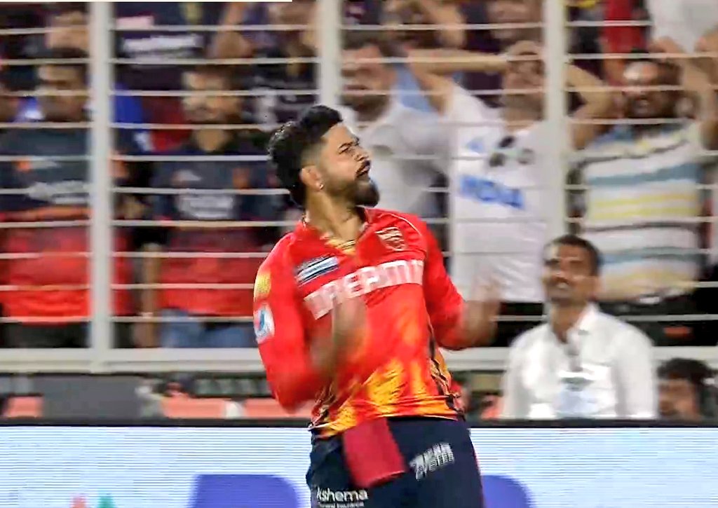 ImHydro45's tweet photo. Shreyas Iyer showing levels to RCB dogs.🥶🔥 https://t.co/mPDvfRLmxW