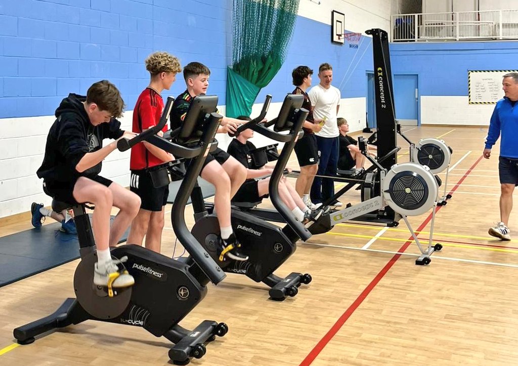 QVSchool's tweet photo. As part of their Apprentice challenge, our S3s are investigating healthy lifestyles - starting with some active learning! This session explored how many calories we burn through exercise, and what it really takes to balance the treats we eat with the effort we put in. #IDLWeek https://t.co/0rpXYxsrZv