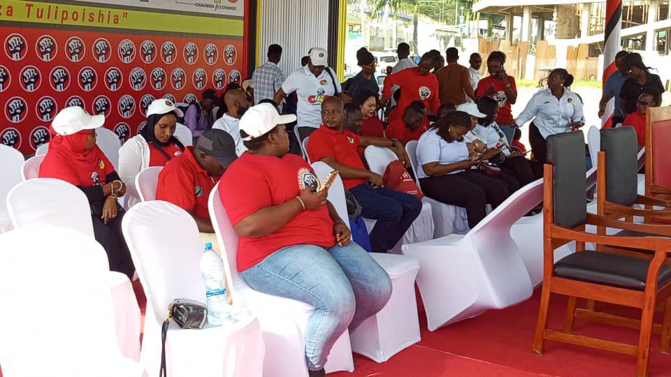 Wajumbe wa kamati kuu ya CHADEMA ni wengi kuliko watu wanao hudhuria mkutano wa hadhara wa  CHAUMA. 

Watanzania tunajulikana kwa uoga, lakini hili la roho mbaya ni geni. 

Mwanza mna roho mbaya sana. 😅