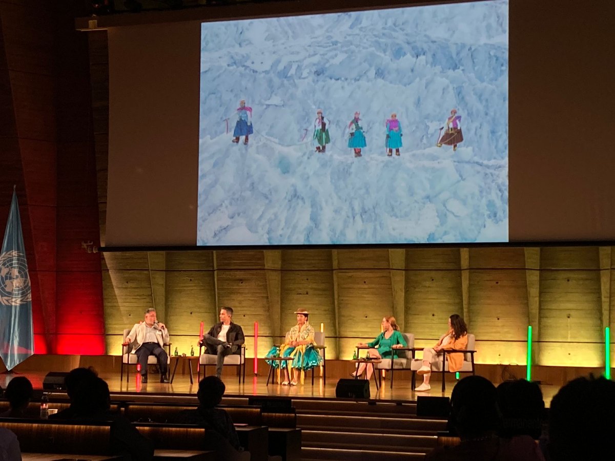 UNESCOmvdo's tweet photo. 🔺 “Cada paso en la montaña es un mensaje para las niñas: que sí se puede, que somos fuertes y que nuestra pollera también escala”, señala Lita González, Cholita Escaladora de Bolivia, durante el conversatorio “Más alto que el miedo” que se desarrolla ahora en @UNESCO París, en el marco de la Semana de América Latina y el Caribe.