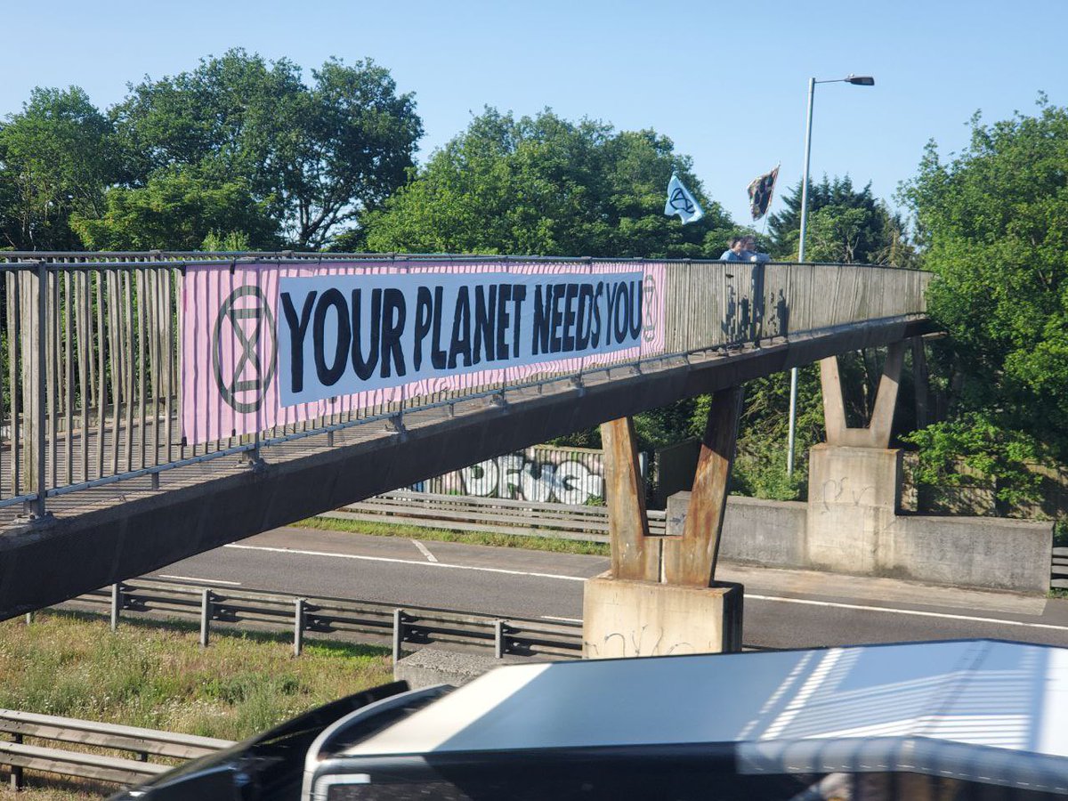 Your Planet needs YOU!

#ExtinctionRebellion #Reading take the message to travellers on the A329M in Berkshire. 
1/2