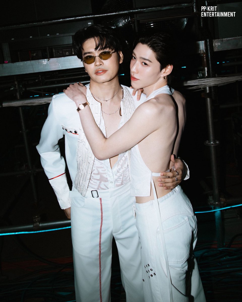 ทุกอย่างเริ่มที่ “ไหนขอดูสิคะว่าเมกะสตาร์เค้าอยู่กันยังไง” พี่นนท์ต้องเอ็นดูชีขนาดไหนน้อ น้องชวนเล่นอะไรก้เล่นหมด ทุกๆครั้งที่เจอกันมีแต่อะไรน่ารักๆ ที่สำคัญสร้างเสียงหัวเราะตลอด รบกวนทํางานด้วยกันบ่อยๆได้มั้ยคะพี่ คนไทยชอบมาก #ppkritt