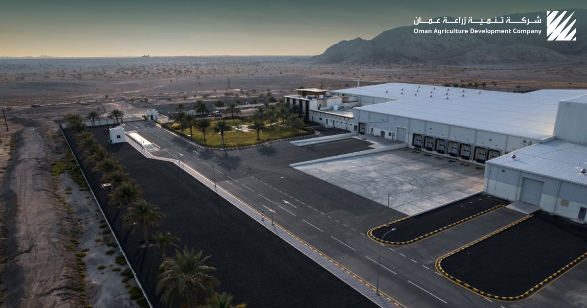 تفضل معالي الشيخ نصر  بن حمود الكندي الموقر أمين عام شؤون البلاط السلطاني،  ومعالي الدكتور سعود بن حمود الحبسي الموقر وزير الثروة الزراعية والسمكية وموارد المياه يرافقهما سعادة المهندس هلال بن محمد الوائلي رئيس شؤون الخيل والهجن والمزارع والحدائق السلطانية بشؤون البلاط السلطاني