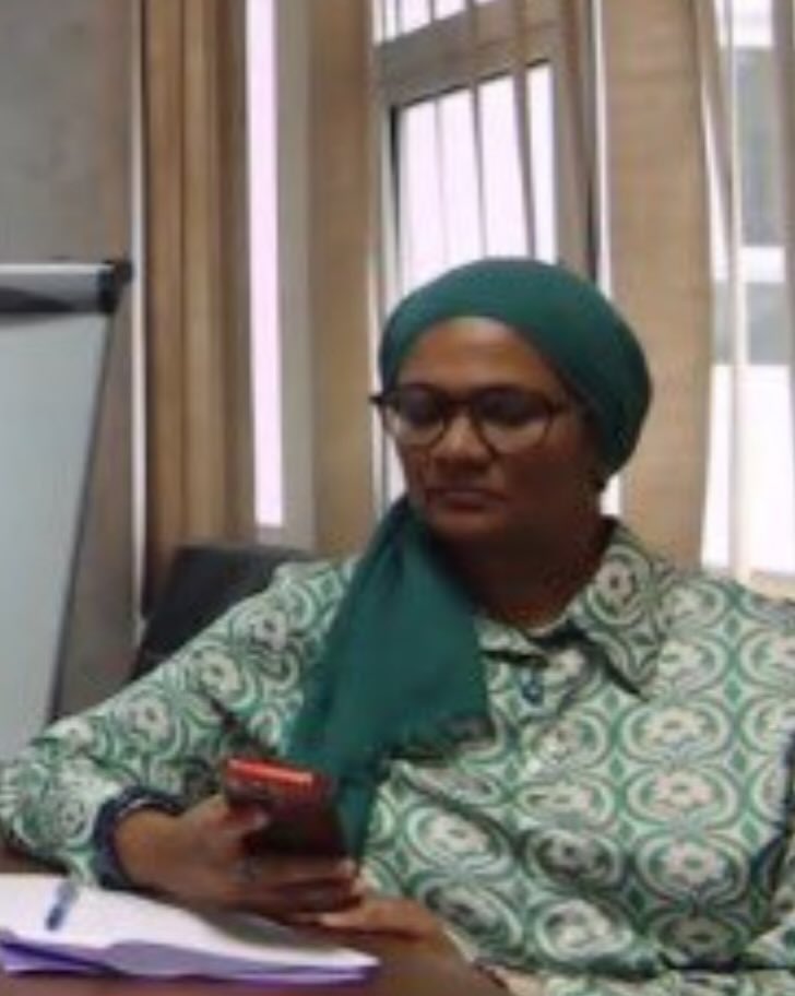 Can someone ask Lava Ali to stop copying Mariyamb? Because she is teaching us to living with Kaalaai Vaalhu while Lava Ali got nothing exciting to offer