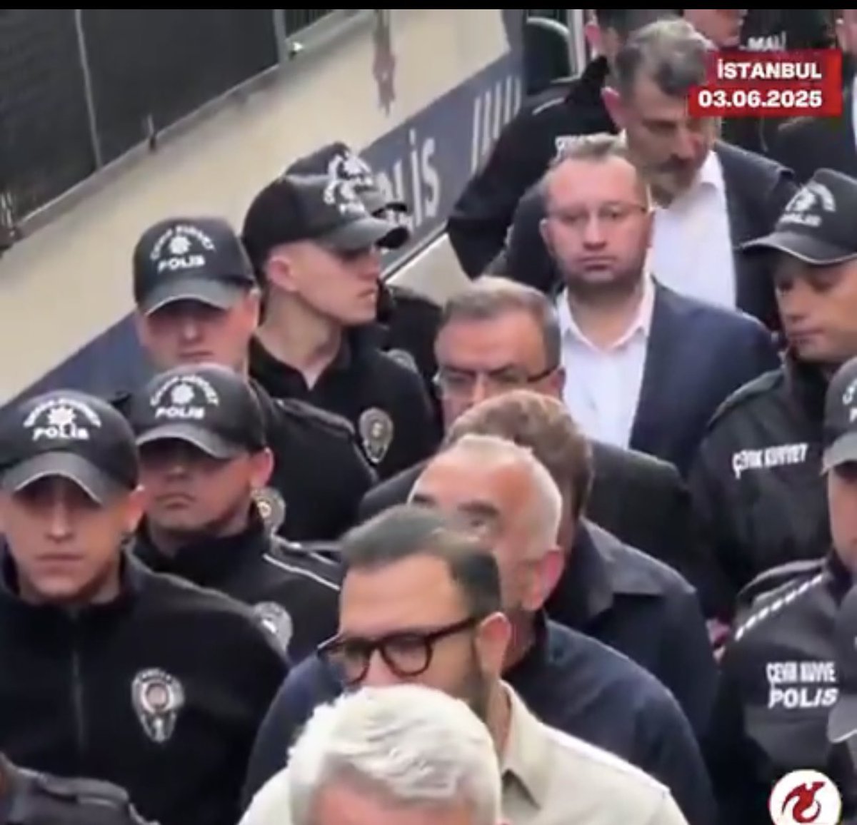 Gizliliğin İhlali Suçu!

TCK Madde 285/5 

Soruşturma ve kovuşturma evresinde kişilerin suçlu olarak algılanmalarına yol açacak şekilde görüntülerinin yayınlanması halinde, altı aydan iki yıla kadar hapis cezasına hükmolunur.

Bu insanlar sağdakiler gibi darbe yapmadı 251