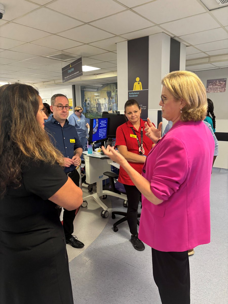 Our new CEO Selina Douglas hit the ground running yesterday!

She started day one by visiting our District Nursing and Virtual Ward teams at Hornsey Rise Health Centre before dropping in on our colleagues in the Emergency Department and Urgent and Emergency Care services.