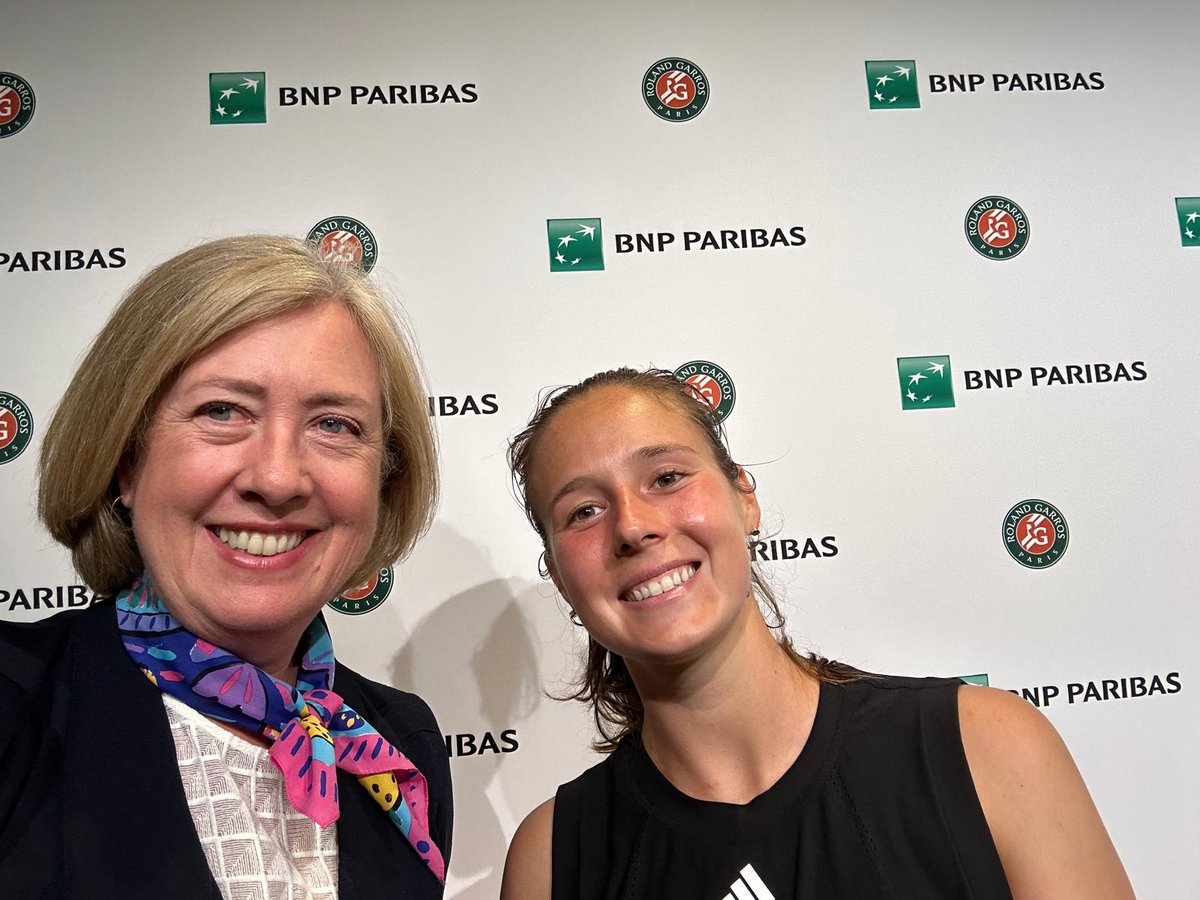 AusAmbFR's tweet image. Hier, Daria Kasatkina disputait son tout premier Grand Chelem en tant qu'Australienne à @rolandgarros🎾L'Ambassadrice Lynette Wood a eu l'honneur de la rencontrer. Bravo, Daria, d'avoir atteint les huitièmes de finale, l'Australie est fière de vous👏🇦🇺