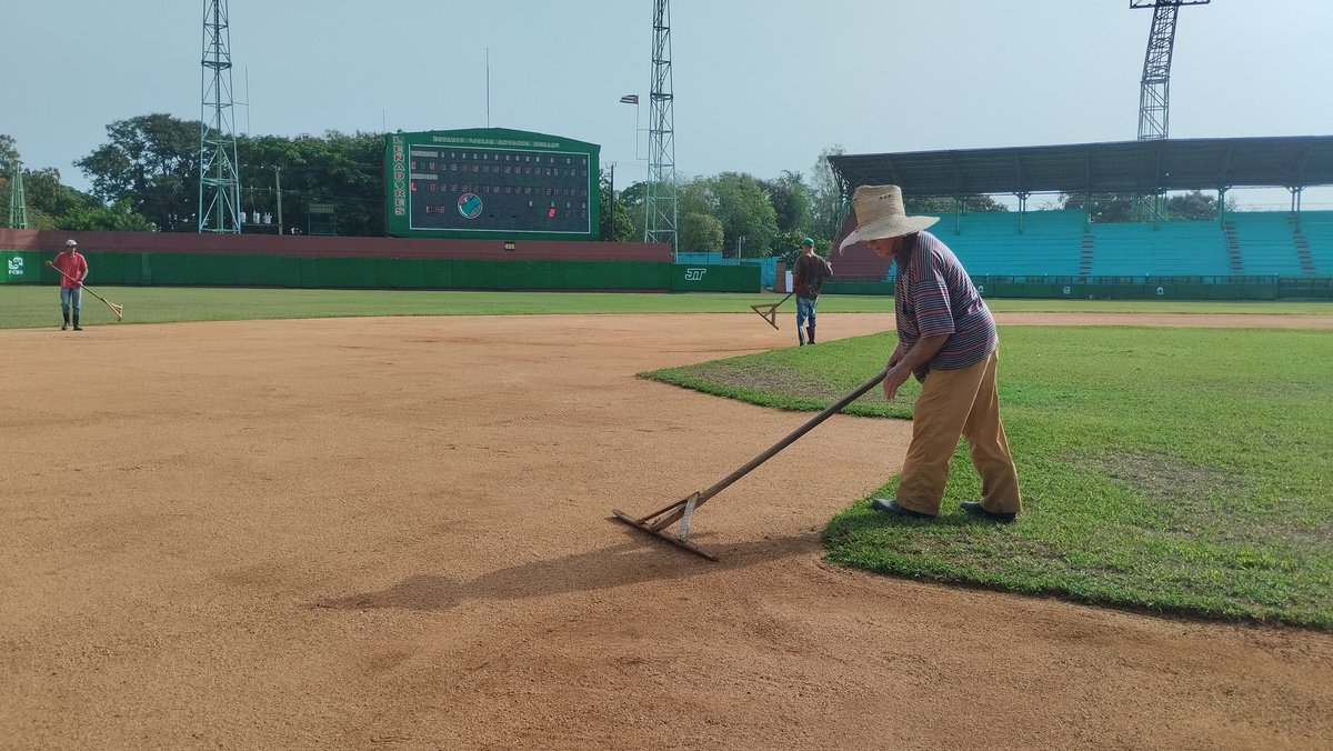 Postales de los preparativos en el estadio Julio Antonio Mella de #LasTunas para la continuación del playoff de la final de la III Liga Élite del #BeisbolCubano, entre los Leñadores, equipo local, y los Tigres de #CiegodeÁvila, que va delante 2-0
#Cuba #DeporteCubano #Baseball