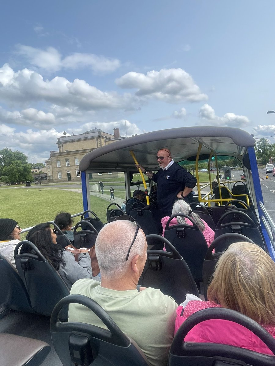 Keith doing what Keith does best🎤
Join our live guided tours from 9.45 until 16.15 on weekdays 17.00 on weekends🚎