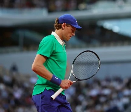 "Jannik Sinner"

Porque derrotó al ruso Andrey Rublev y avanzó a los cuartos de final de Roland Garros.