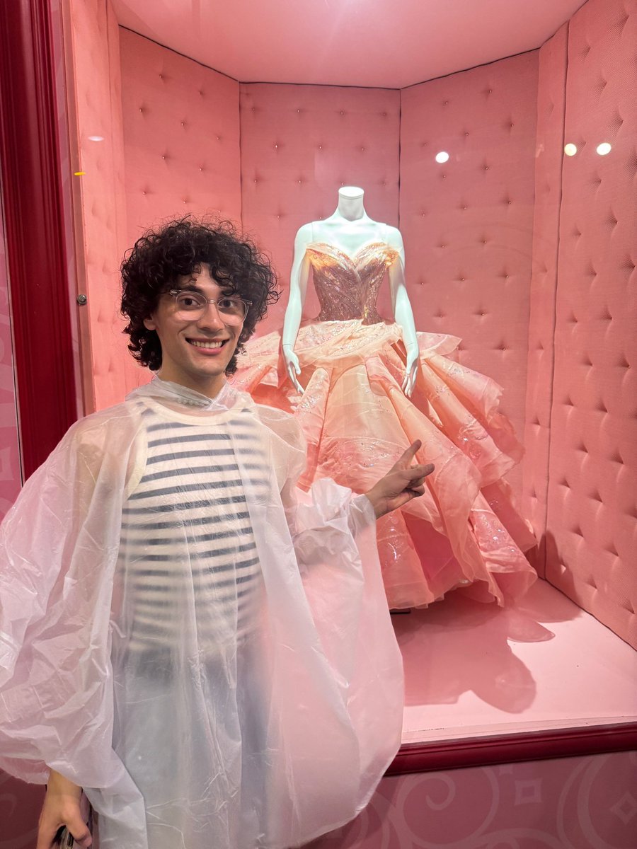 jewelssparkles_'s tweet image. the dresses measurements were 40 20 44