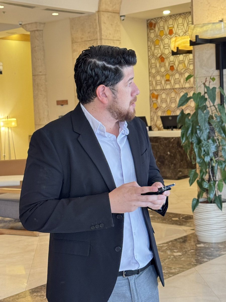 Con la ley en la mente y la justicia en el corazón. Cada paso, una decisión; cada palabra, un compromiso. - Steve Fajardo.