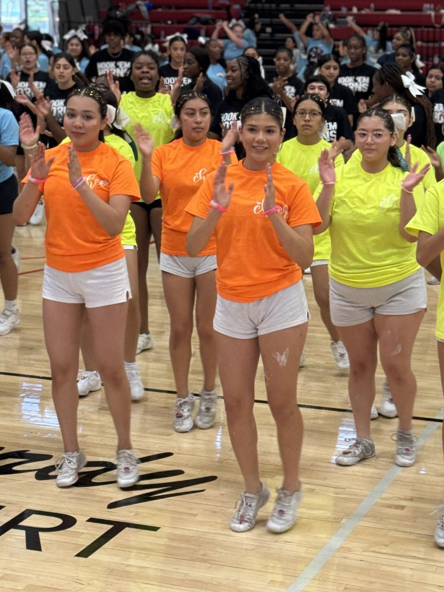 disdactivities's tweet image. Post 1:
Good morning from Day 2 of #DallasISDCheerCamp!
We’re back with 276 cheerleaders from 15 campuses ready to level up their skills! 💪📣 #DISDCheer