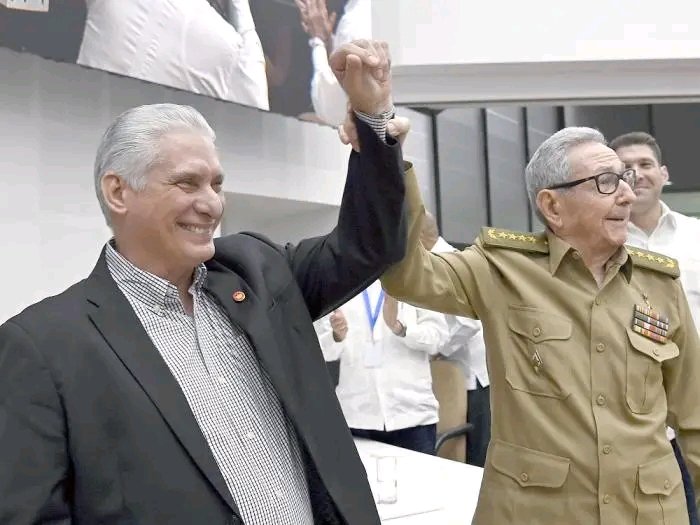 La unidad entre las nuevas generaciones y la dirección histórica de nuestra revolución siempre será la clave del éxito,muchas felicidades para nuestro General de Ejército en su 94 cumpleaños #RaúlEsRaúl