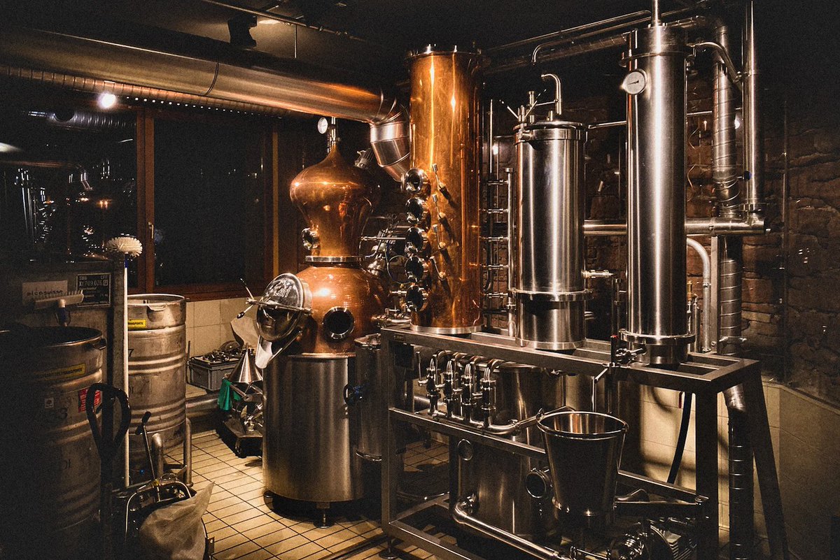 Der Juni startet mit 100% Made in Switzerland!
Jérémy Brönnimann von der Brennerei Aktienmühle:
Die Geschichte hinter unseren Produkten verbindet unsere Liebe zu Tradition und Qualität mit unserer unstillbaren Neugier und steter Suche nach neuer Inspiration.