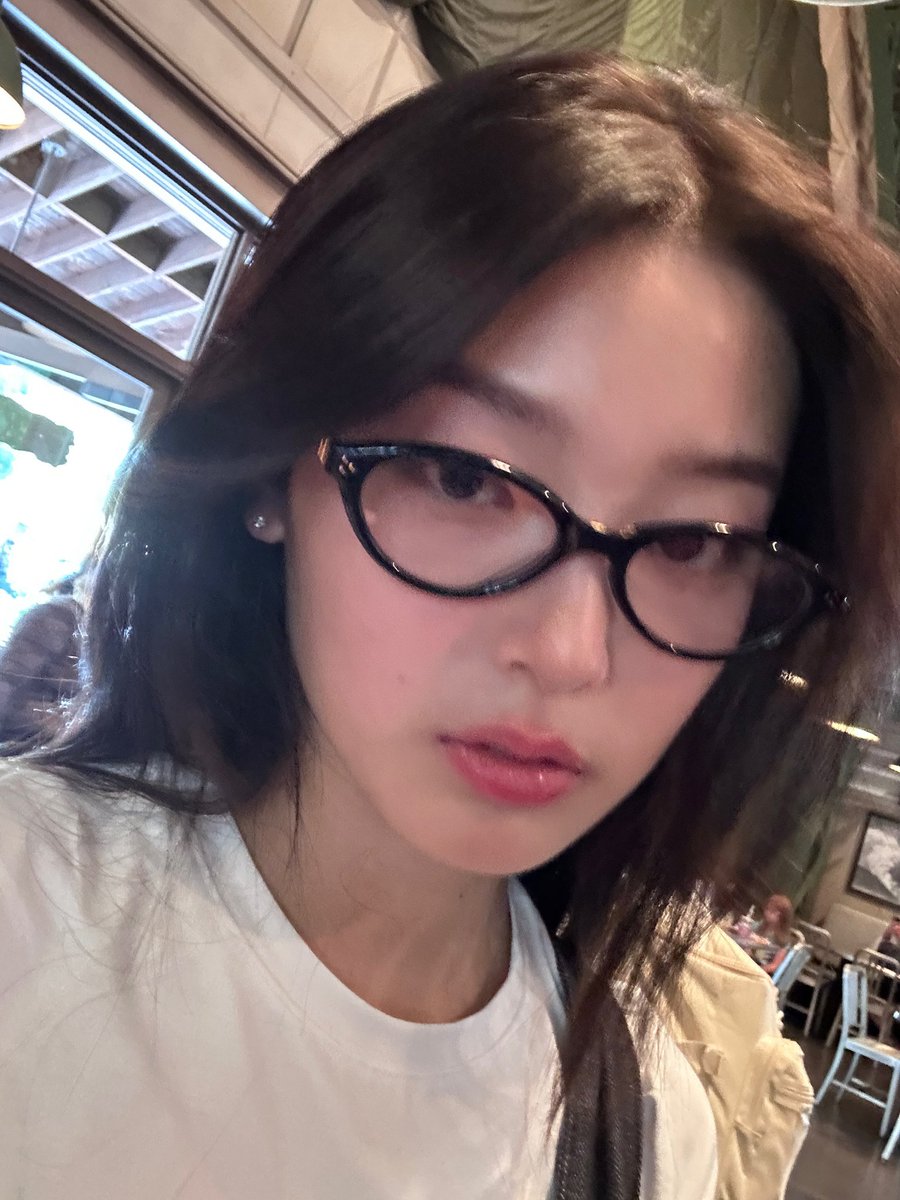yxccvks's tweet photo. 스핀으로 물어봐주셔서.. 사진 속 윤채가 쓴 안경은 "젠틀몬스터 타키온 01" 입니다!
https://t.co/DvNG9c7tdk https://t.co/mGxGocIdxh