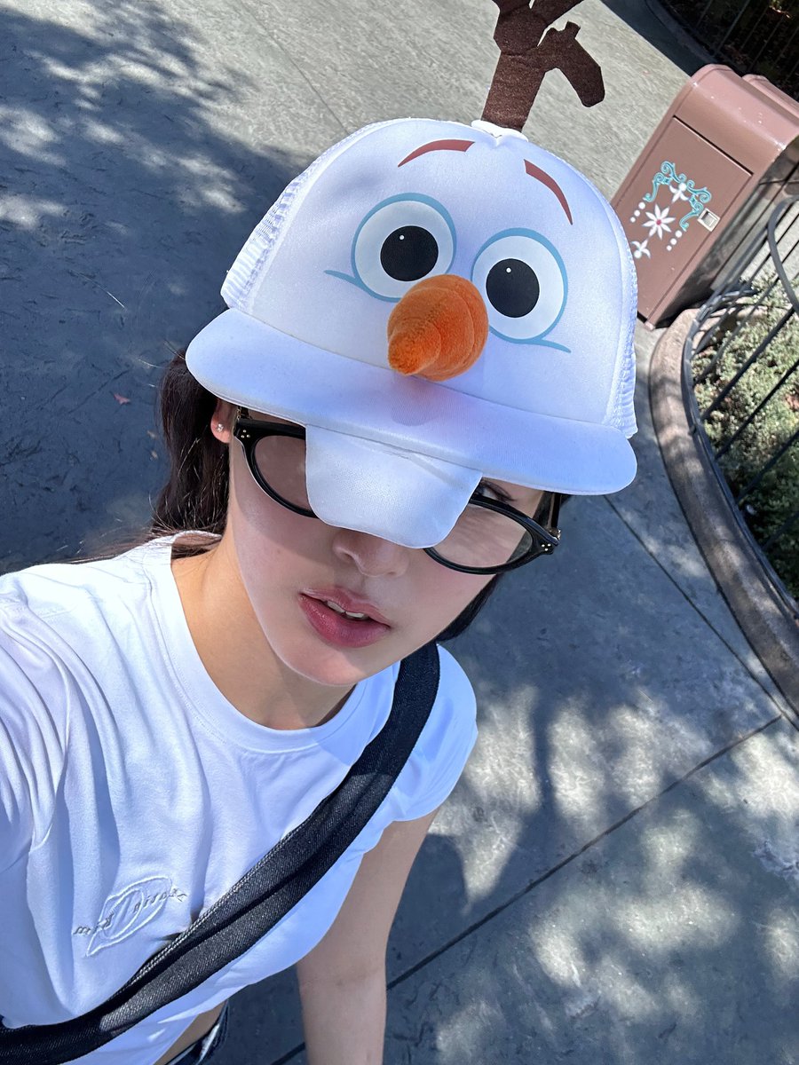 yxccvks's tweet photo. 스핀으로 물어봐주셔서.. 사진 속 윤채가 쓴 안경은 "젠틀몬스터 타키온 01" 입니다!
https://t.co/DvNG9c7tdk https://t.co/mGxGocIdxh