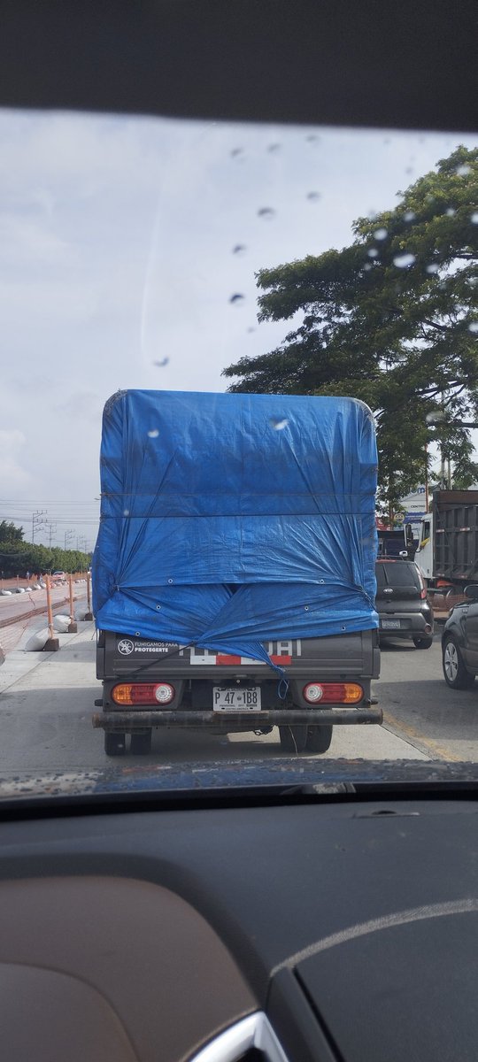 anthuaneefranco's tweet photo. Este vehículo con identificación de la @ObraMunicipal va conduciendo de manera imprudente en la carretera de Lourdes a Santa Ana, tramo de alto riesgo por estar en construcción y circulación limitada @alertux @todomotorsv https://t.co/O7d57CWjd5